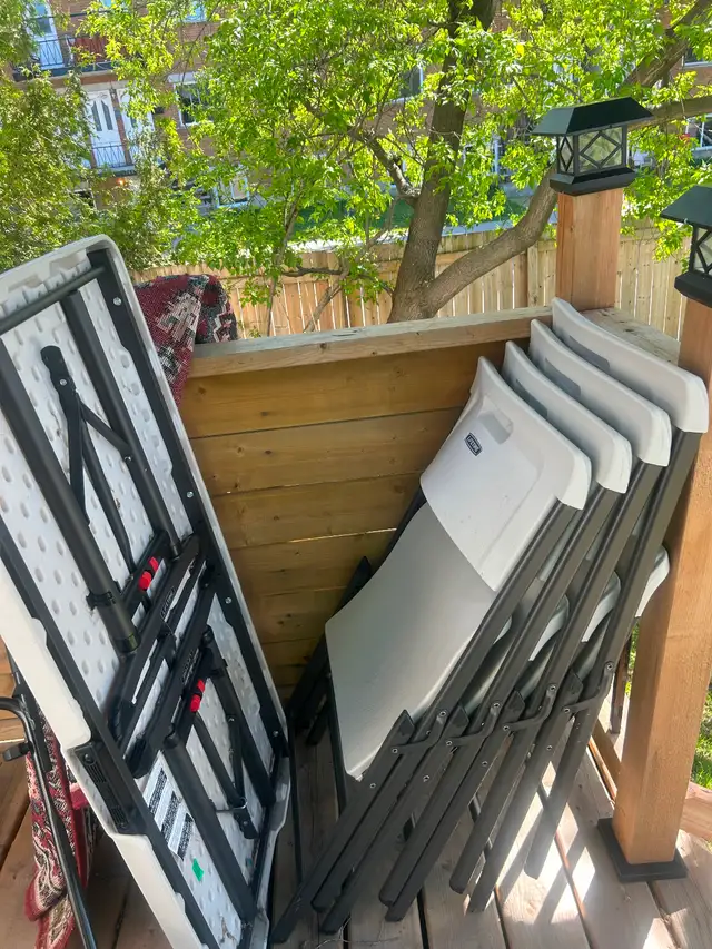 Table avec 4 chaises du jardin