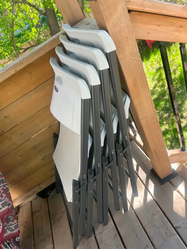 Table avec 4 chaises du jardin - Photo 2