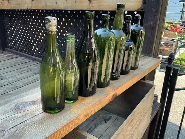 7 Antique Green & Dark Collectible Glass Bottles ! - Photo 5