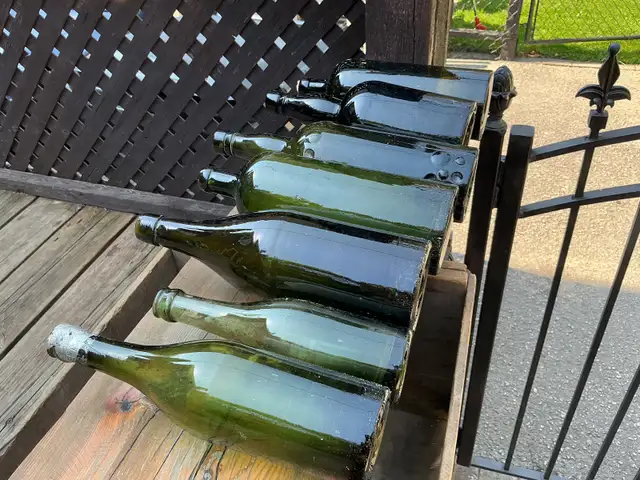 7 Antique Green & Dark Collectible Glass Bottles ! - Photo 8