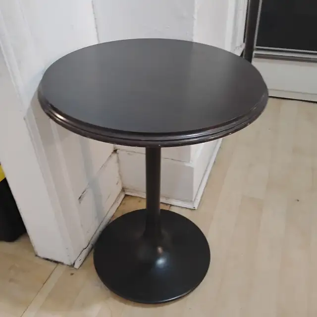 SUPER SOLID ROUND TYPE TABLE. EXCELLET CONDITION.NICE !
