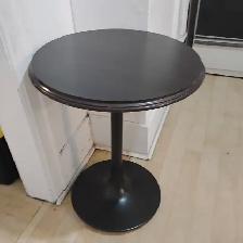 SUPER SOLID ROUND TYPE TABLE. EXCELLET CONDITION.NICE !
