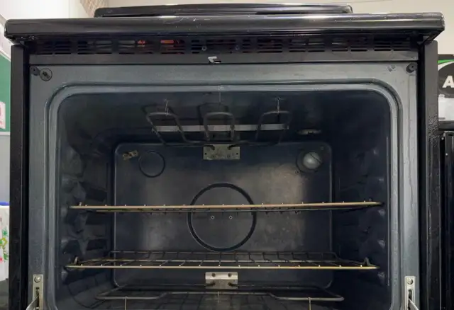 Frigidaire Glass Top Stove – Clean & Ready to Use! - Photo 2