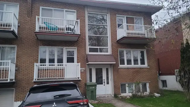 Magnifique 5 1/2 bas de duplex avec garage stationnement et jard