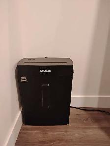 FELLOWES PAPER SHREDDER Like New for Only $20