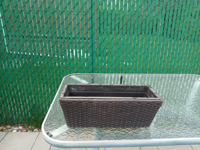Plastic flower beds with hooks (3)