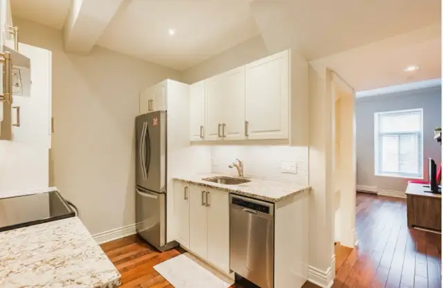 3 Bedroom, 2 Full Bath - Downtown - Photo 3