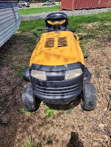 POULAN LAWN TRACTOR  !  LIKE NEW   !   22 HP ENGINE 42 INCH DECK