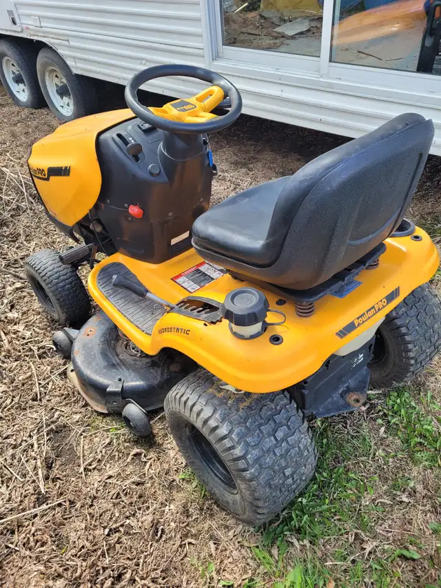 POULAN LAWN TRACTOR  !  LIKE NEW   !   22 HP ENGINE 42 INCH DECK - Photo 3