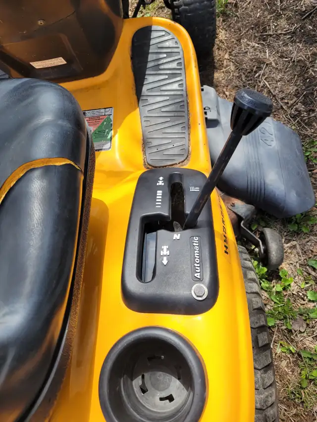 POULAN LAWN TRACTOR  !  LIKE NEW   !   22 HP ENGINE 42 INCH DECK - Photo 5