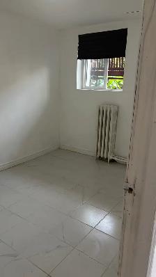 private 2 bedroom bsmt apartment - utilities   wifi included - Photo 2