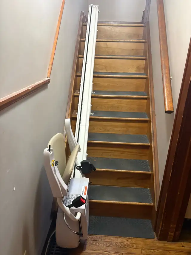stair lift - Photo 3