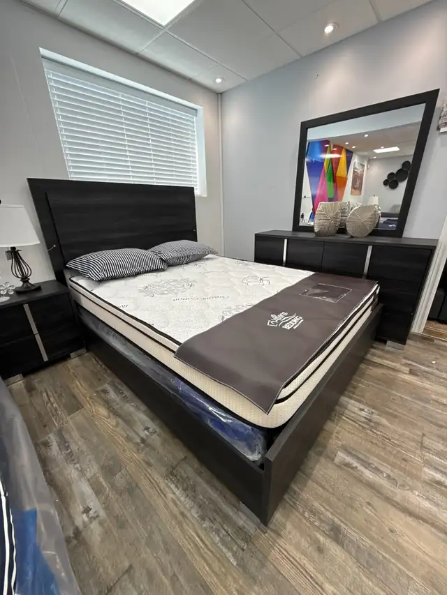 New 6 Pc Queen Bed Bedroom Set With Dresser And Mirror - Photo 3