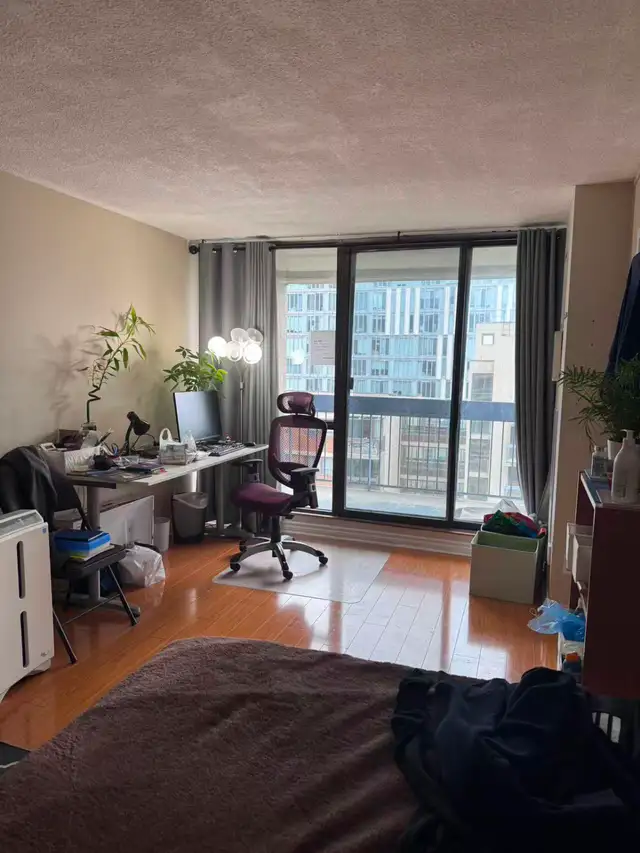 Large Furnished Two Bedroom Suite in Downtown Toronto - Photo 2