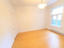 4 Bedrooms 1.5 Bathrooms - Photo 7