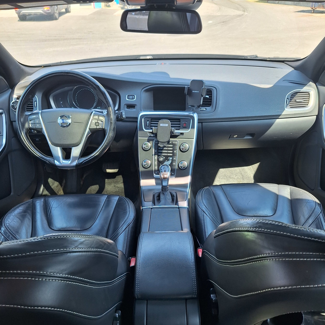 2015 Volvo V60 T6 Premier Plus, AWD, 3.0l 6cyl, Pre-safety inspe - Photo 12
