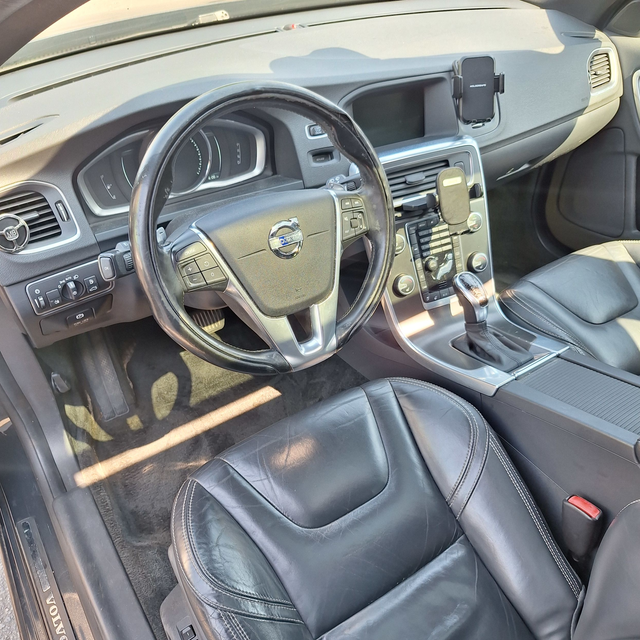 2015 Volvo V60 T6 Premier Plus, AWD, 3.0l 6cyl, Pre-safety inspe - Photo 13