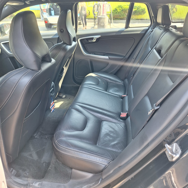 2015 Volvo V60 T6 Premier Plus, AWD, 3.0l 6cyl, Pre-safety inspe - Photo 15