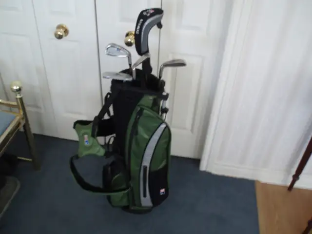 CHILD'S  - KIDS RIGHT HANDED  GOLF CLUBS  ( LIKE NEW )  -  AGES - Photo 3
