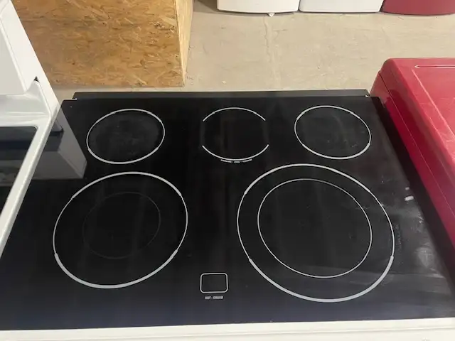 Cuisinière blanche encastrable vitrocéramique GE - Photo 2