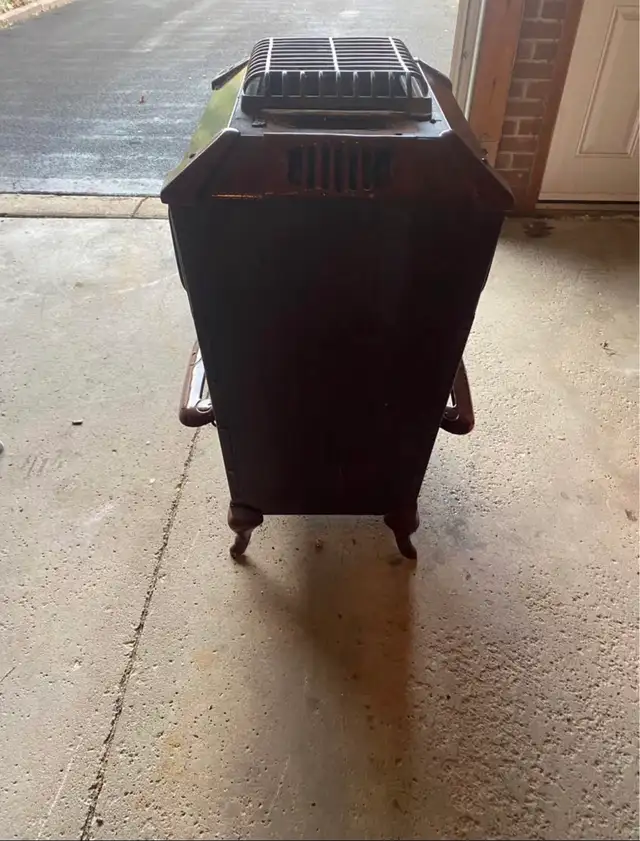 Antique Woodburning Stove - Photo 4
