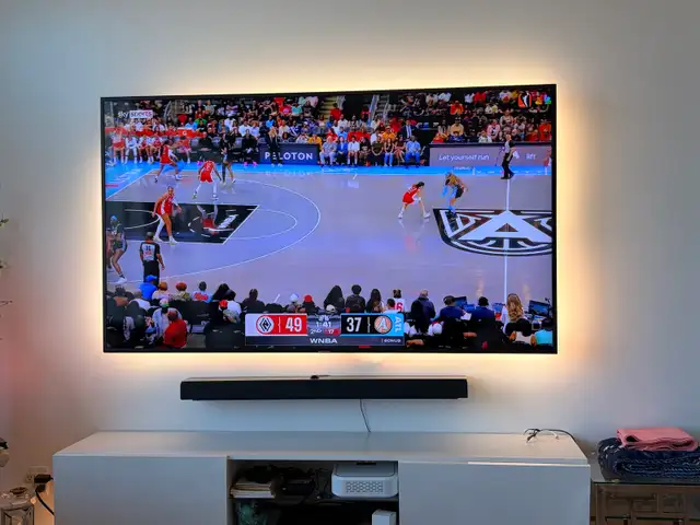 Samsung 75" TV - Model UN75NU7001 - Photo 2