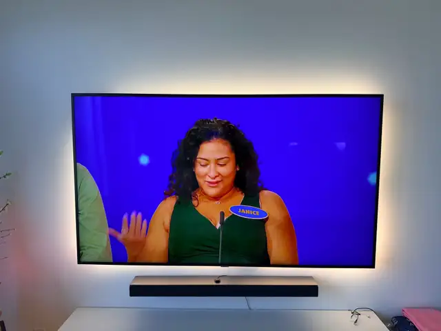 Samsung 75" TV - Model UN75NU7001 - Photo 3