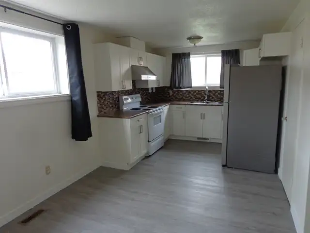 Bright, Spacious 2 Bedroom Suite – Newly Renovated – Great Locat - Photo 3