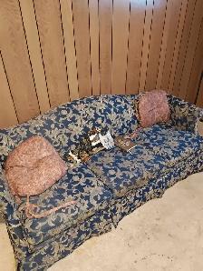 free couch doggie