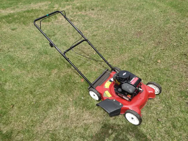 Tondeuse a gazon YARD MACHINES 148 cc largeur de coupe 20''