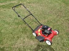 Tondeuse a gazon YARD MACHINES 148 cc largeur de coupe 20''