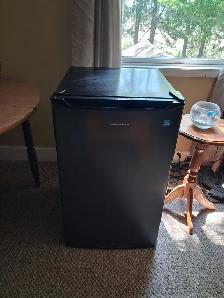 Hamilton Beach Mini fridge for sale in excellent condition $100