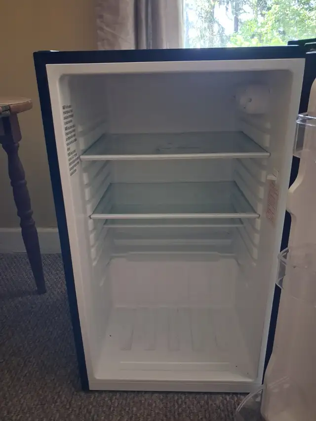 Hamilton Beach Mini fridge for sale in excellent condition $100 - Photo 2