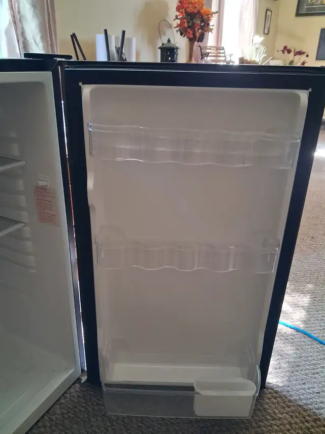 Hamilton Beach Mini fridge for sale in excellent condition $100 - Photo 3