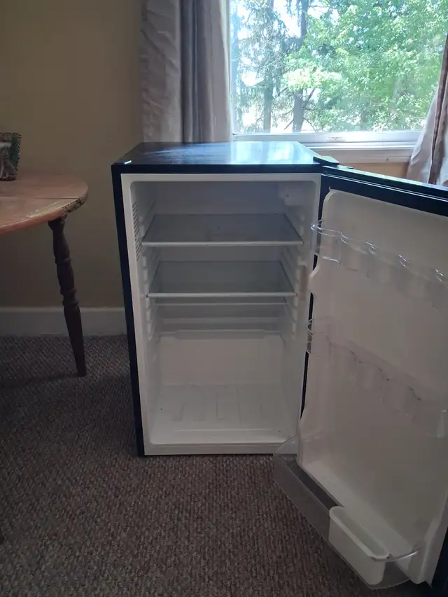 Hamilton Beach Mini fridge for sale in excellent condition $100 - Photo 4