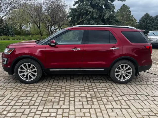 2017 Ford Explorer - Photo 2