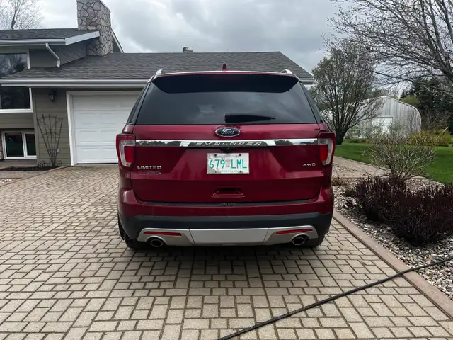 2017 Ford Explorer - Photo 3