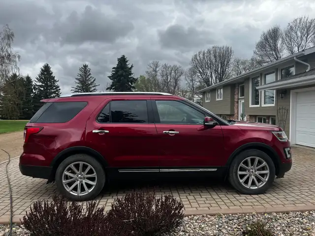 2017 Ford Explorer - Photo 4