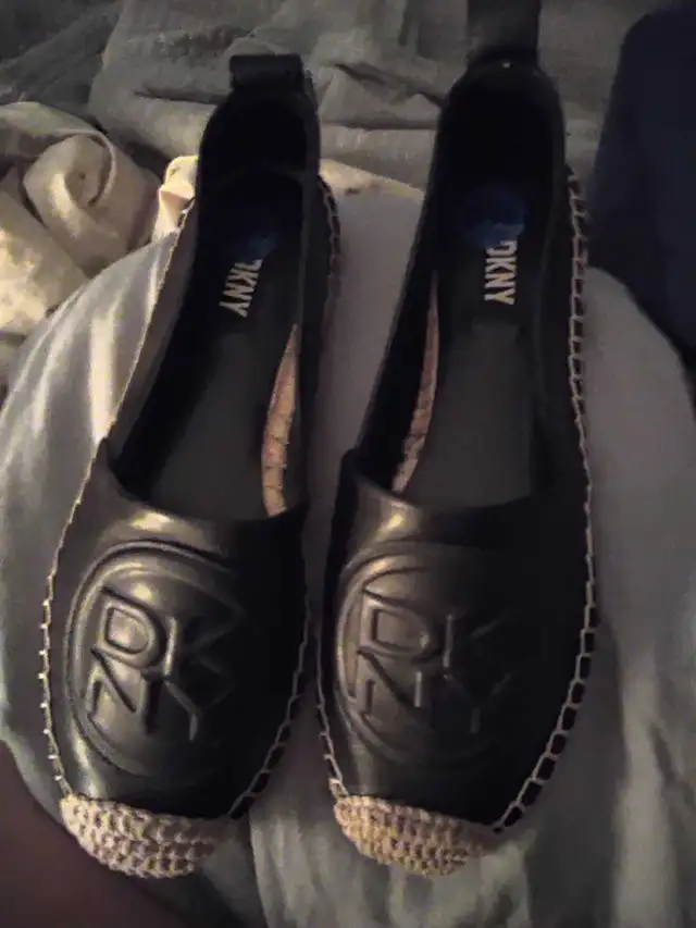 Chaussure DKNY pour femme NEUVE gr .6 1/2 AUBAINE