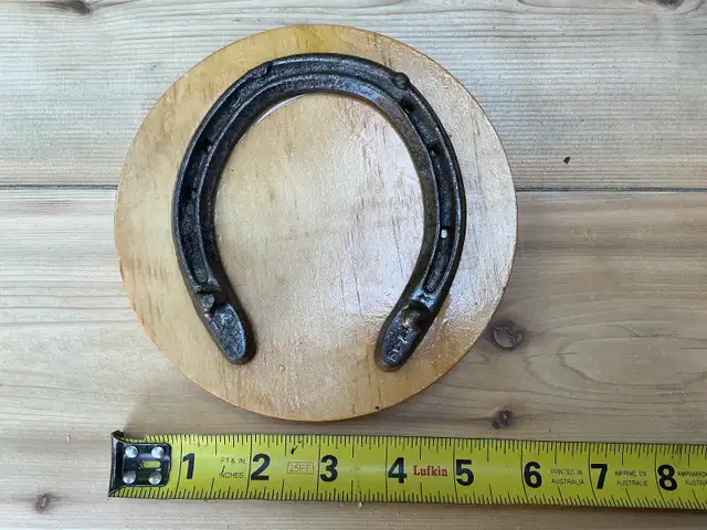 Antique Horse Shoe on Wood Plaque ! - Photo 3