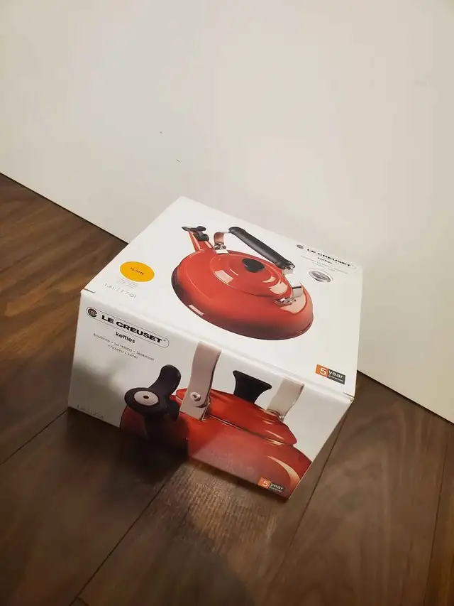 Le Creuset Kettle (flame) Brand new in box - Photo 2
