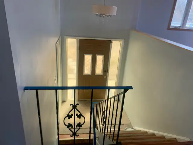 4 bedroom bi-level house with a sunroom for rent - Photo 2
