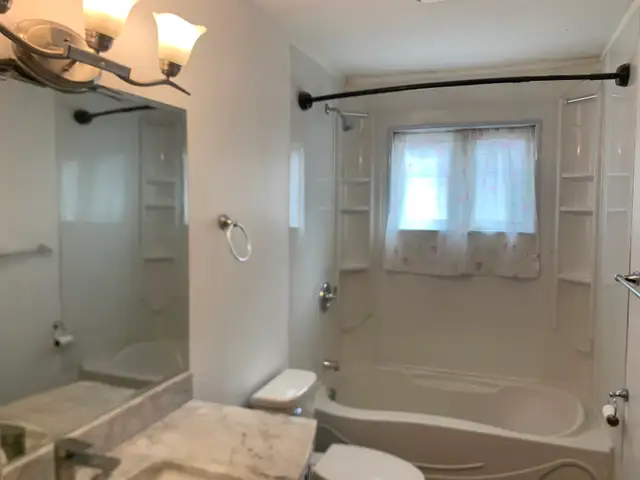 4 bedroom bi-level house with a sunroom for rent - Photo 6