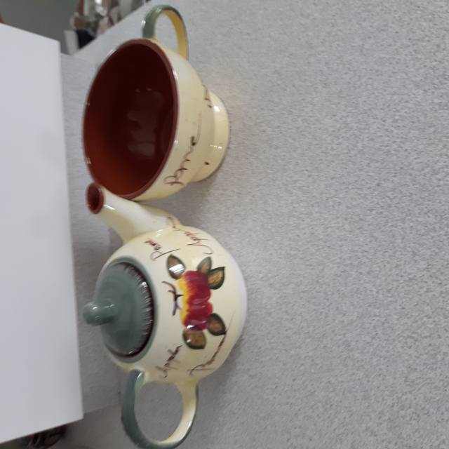 SET NEUF EN PORCELAINE: THÉIÈRE 4'HAU TASSE 3'HAU: $15.00 LE SET - Photo 2