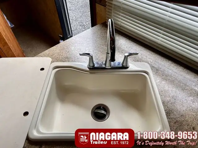 2012 KEYSTONE LAREDO 303TG Travel Trailer - Photo 11