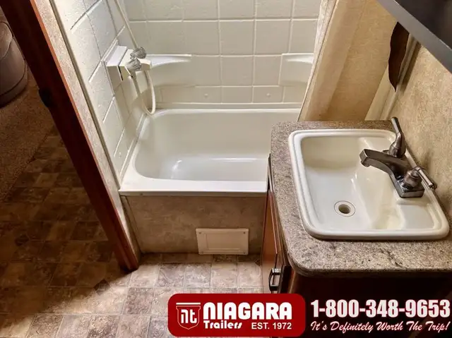 2012 KEYSTONE LAREDO 303TG Travel Trailer - Photo 22