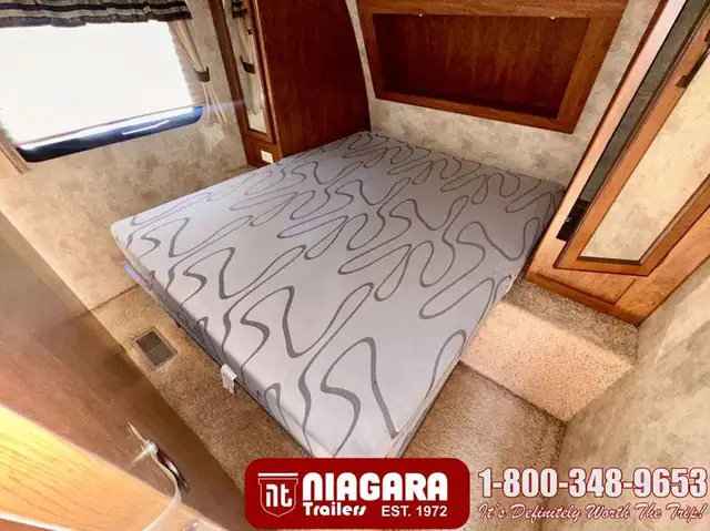 2012 KEYSTONE LAREDO 303TG Travel Trailer - Photo 23