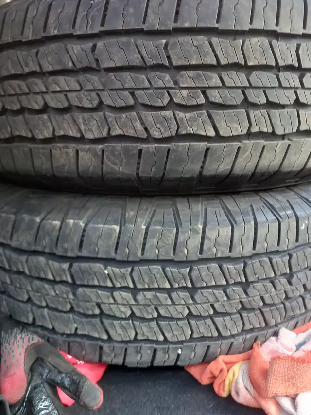 2 tires MICHELIN 265/70/R18 all season. 2 year old Truck tires. - Photo 2