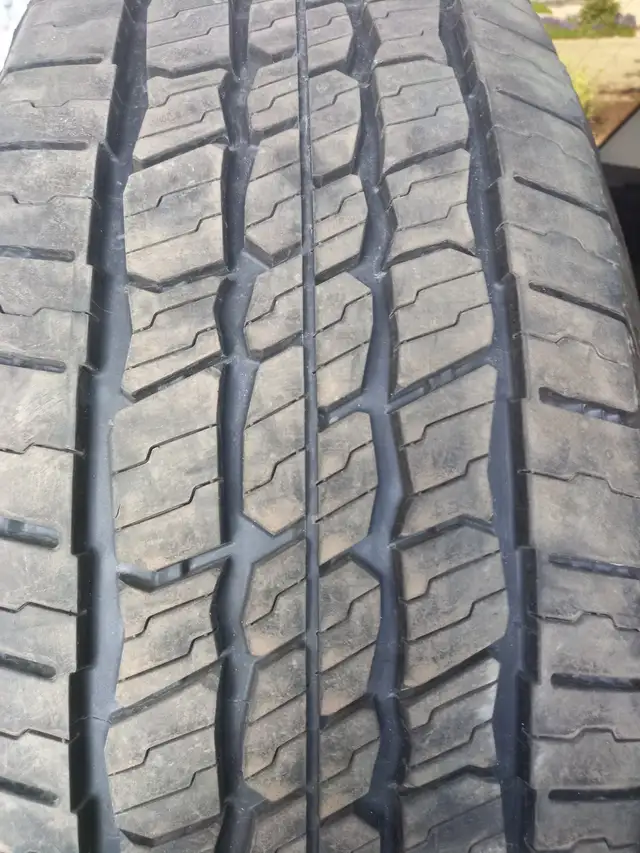 2 tires MICHELIN 265/70/R18 all season. 2 year old Truck tires. - Photo 6