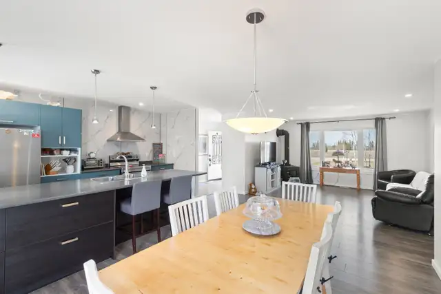 Modern & well-maintained 3bdrm bungalow situated on 2  acres! - Photo 4